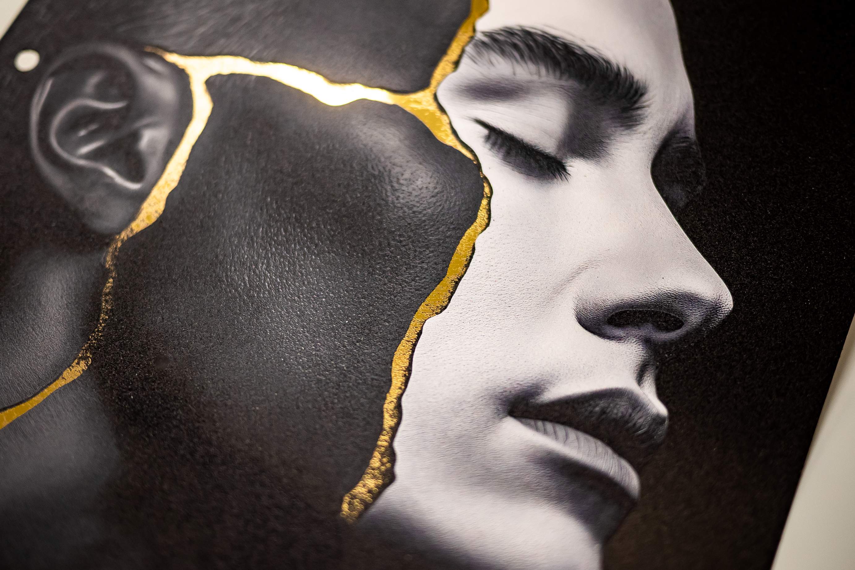 Przykłady druku z użyciem lakieru i atramentu białego